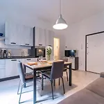Savonarola Comfy Garden Flat