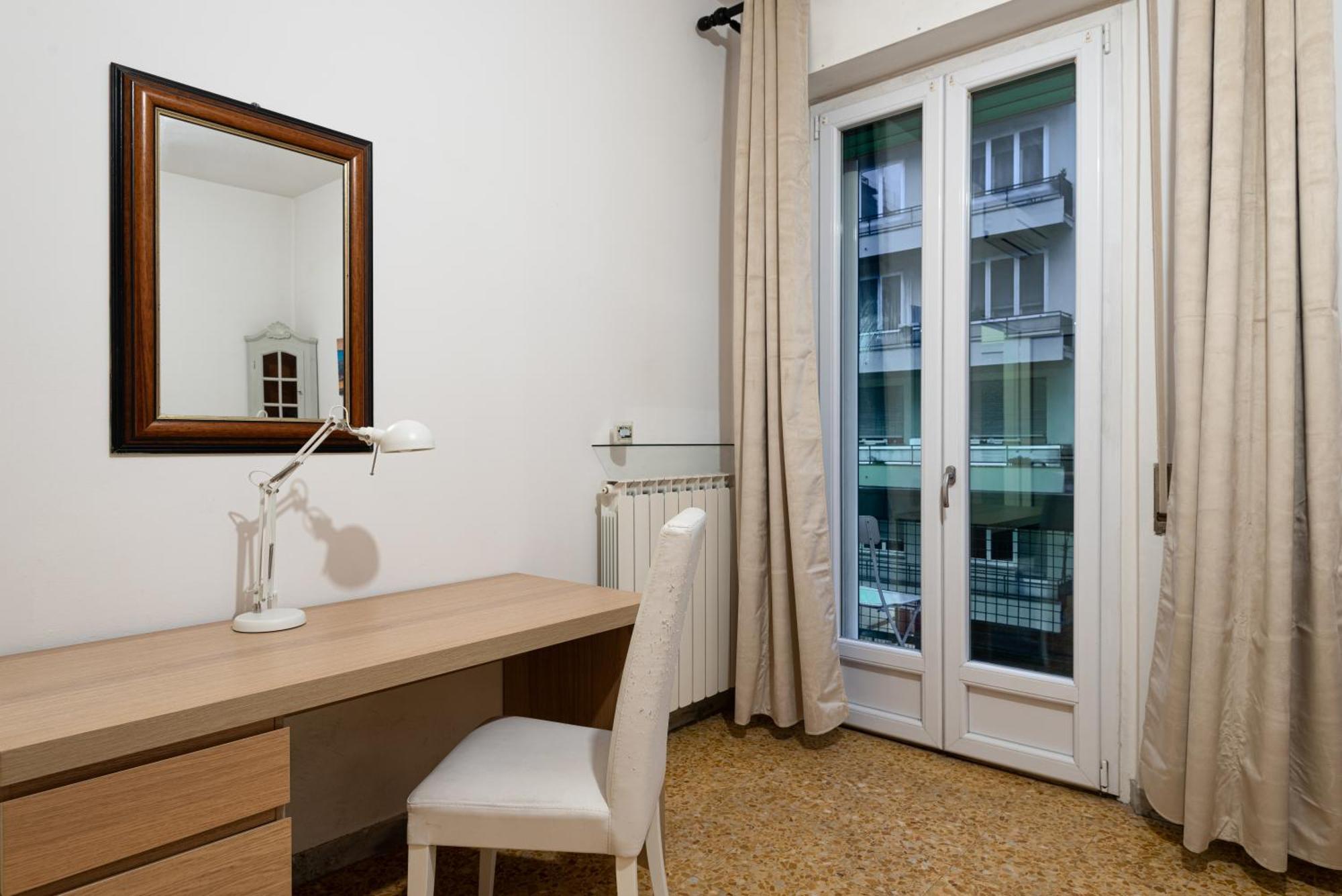 Comfortable 10 Minutes From Center Apartment