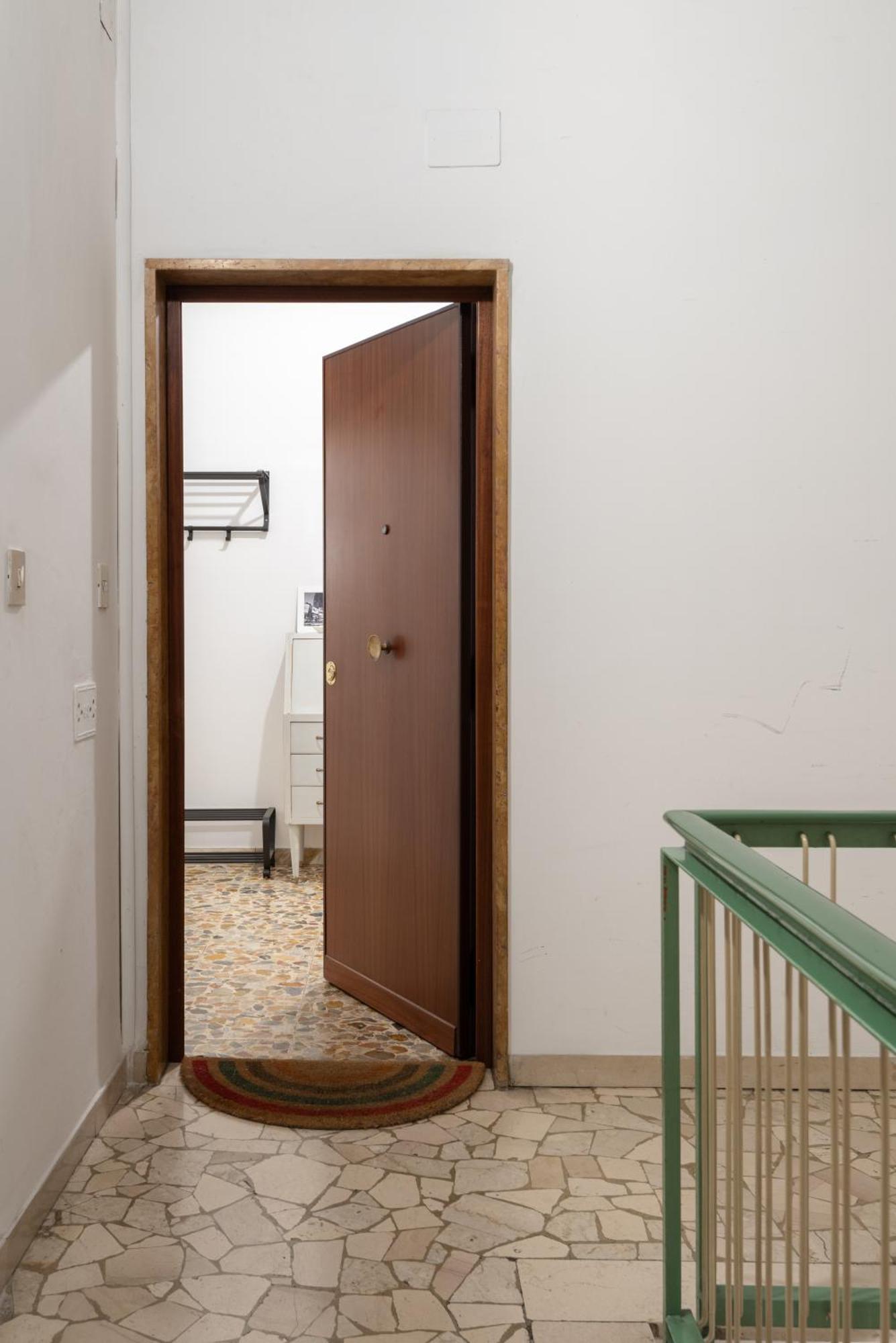 Comfortable 10 Minutes From Center Apartment *