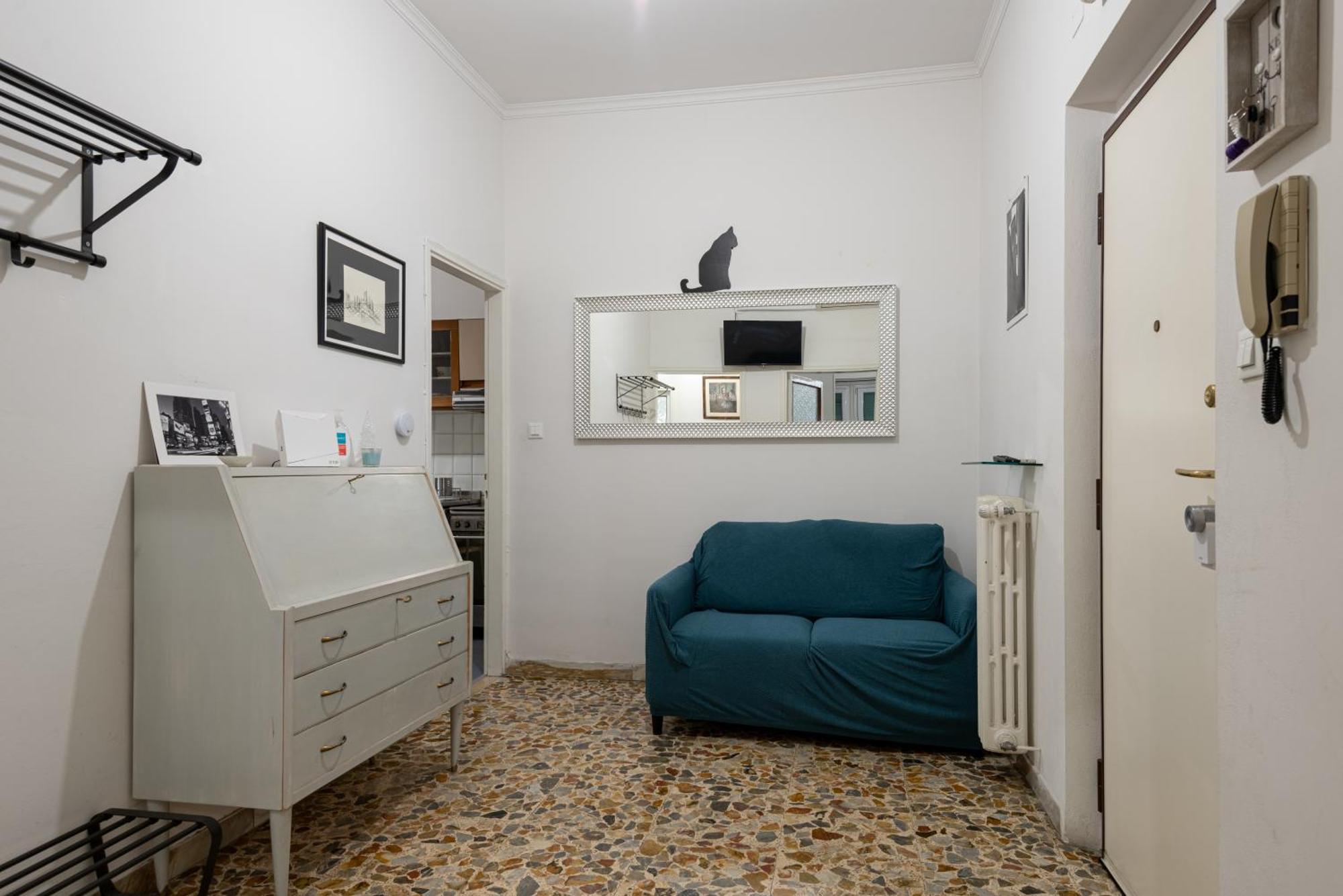 Comfortable 10 Minutes From Center Apartment