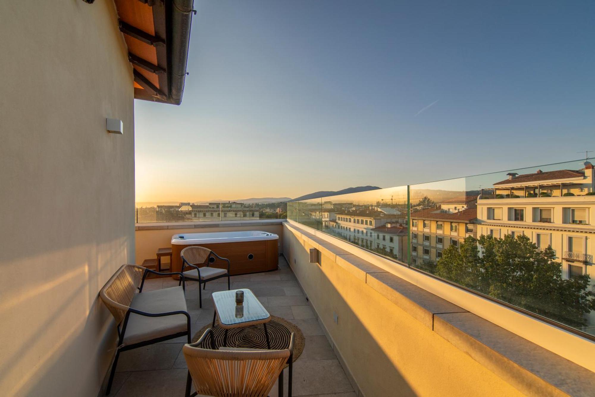 Penthouse With Terrace Over Appartamento Firenze