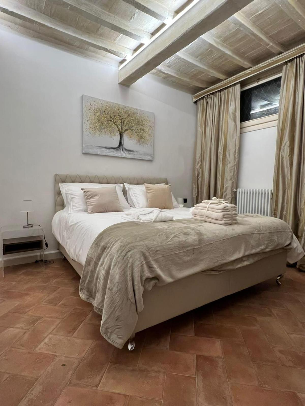 Elegant In Santo Spirito's Heart Apartment Florence