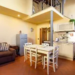 Cozy Classic Italian House Near Santa Croce, On The Lungarno