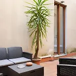 Signoria Apartment With Patio