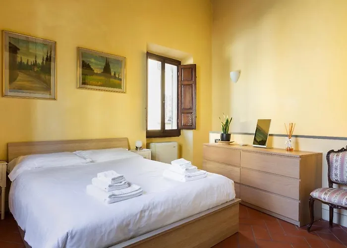 Cozy Classic Italian House Near Santa Croce, On The Lungarno