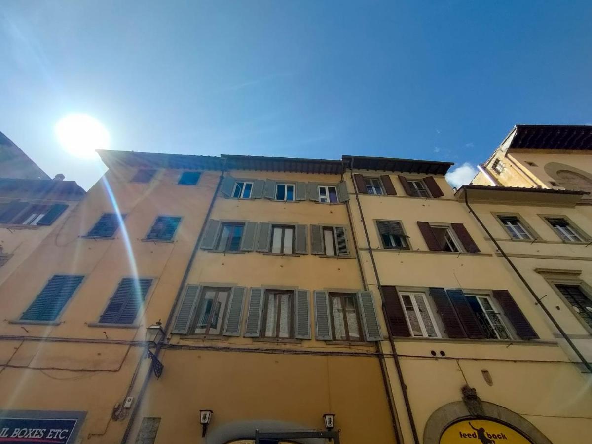 Artistic Close To Uffizi Florence
