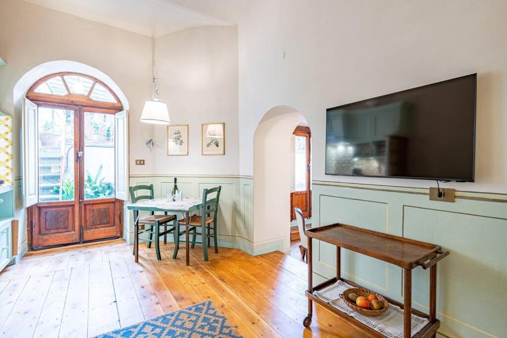 Central And Cosy Pied-a-terre W/ Free Parking Apartment Florence