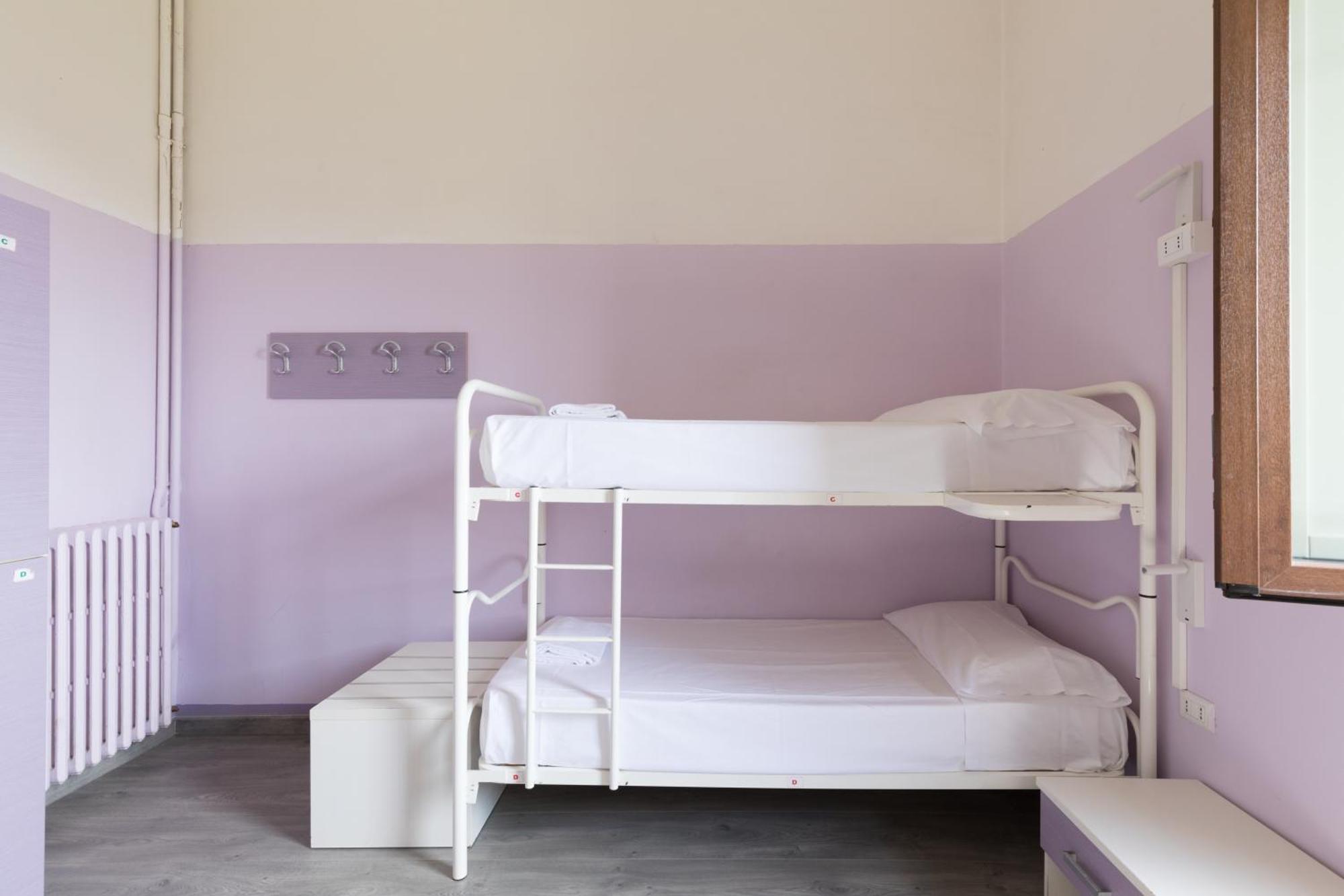 & 7 Hostel