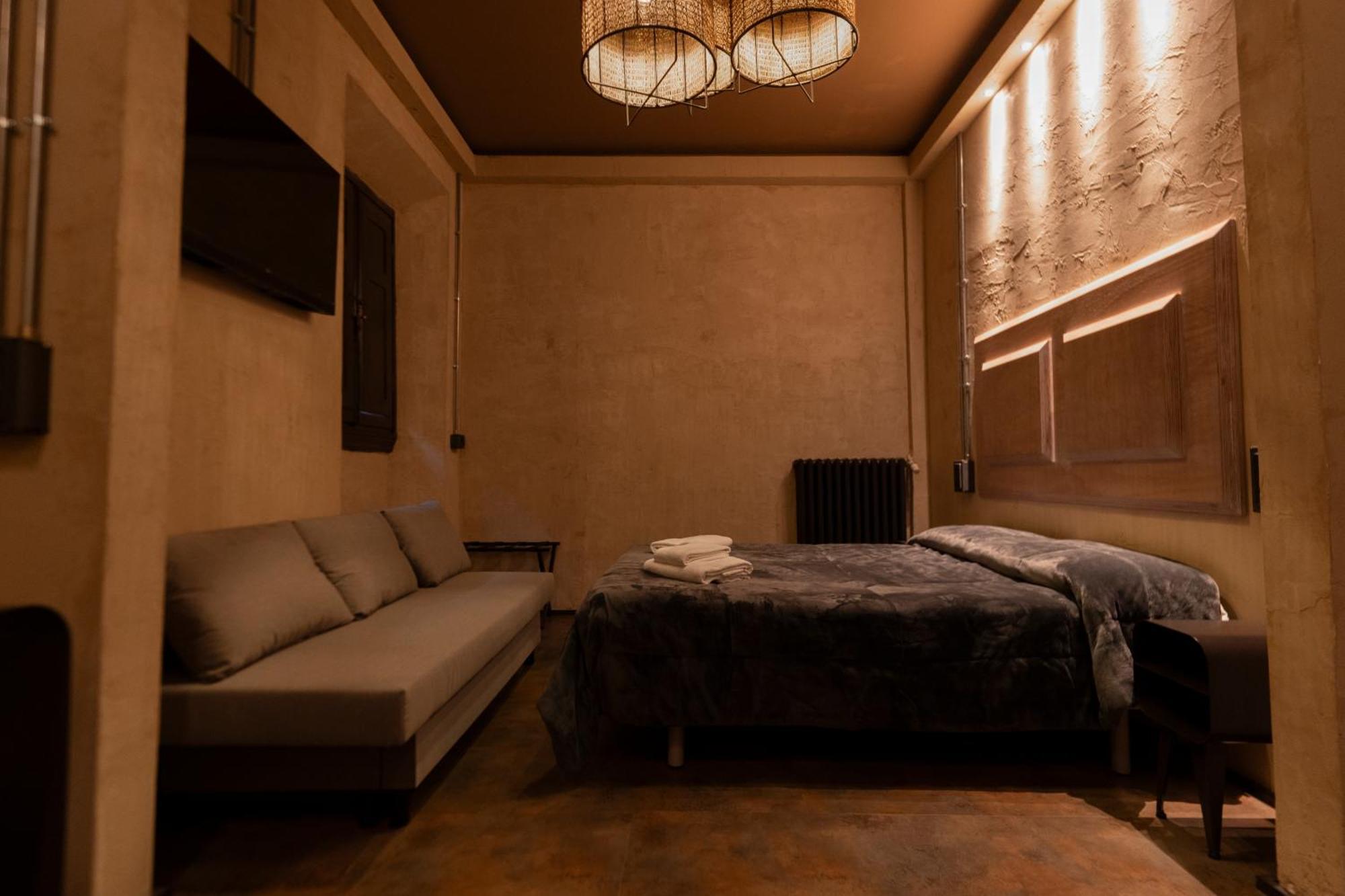 Hostel & 7 *