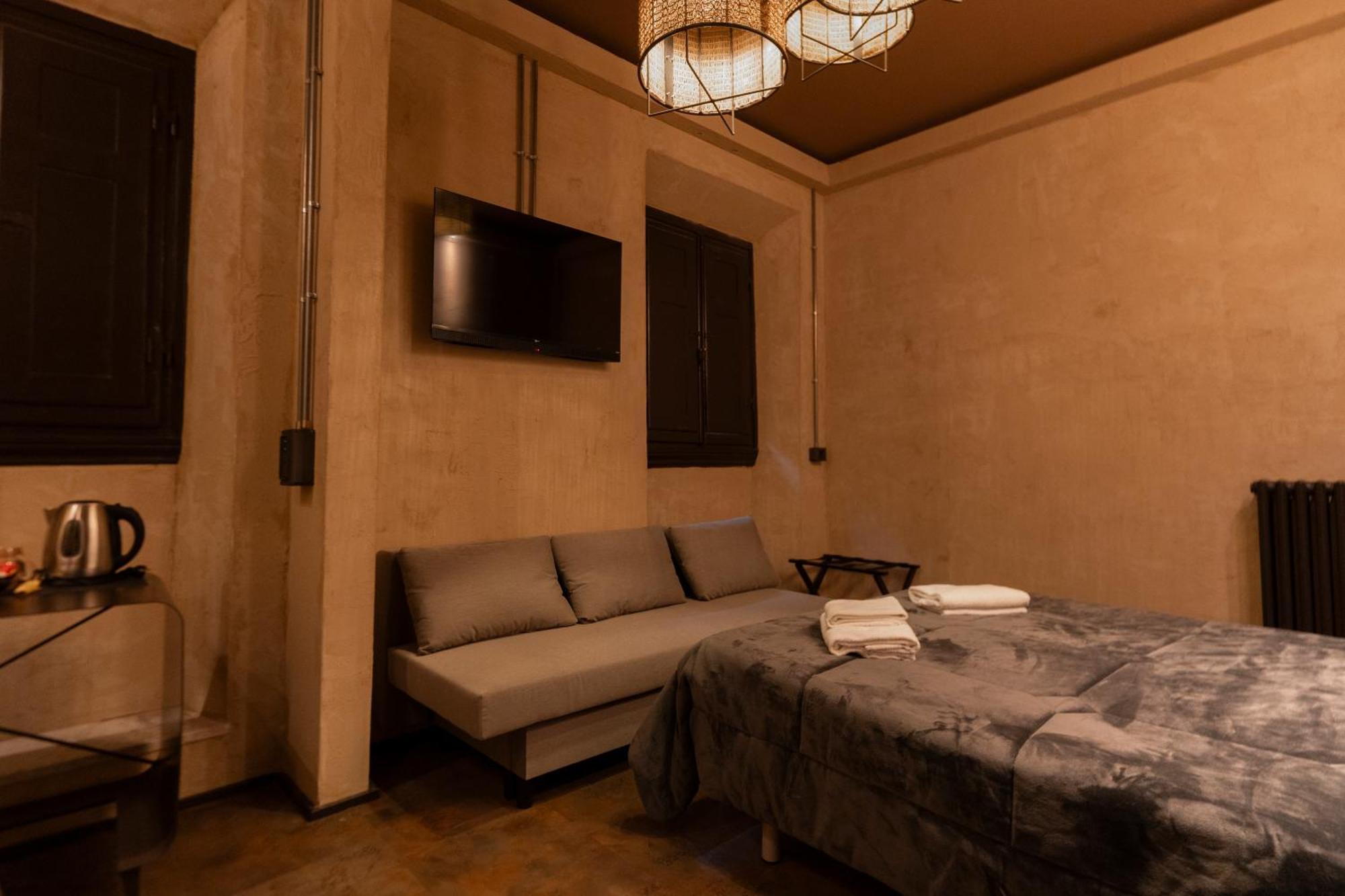Hostel & 7 *