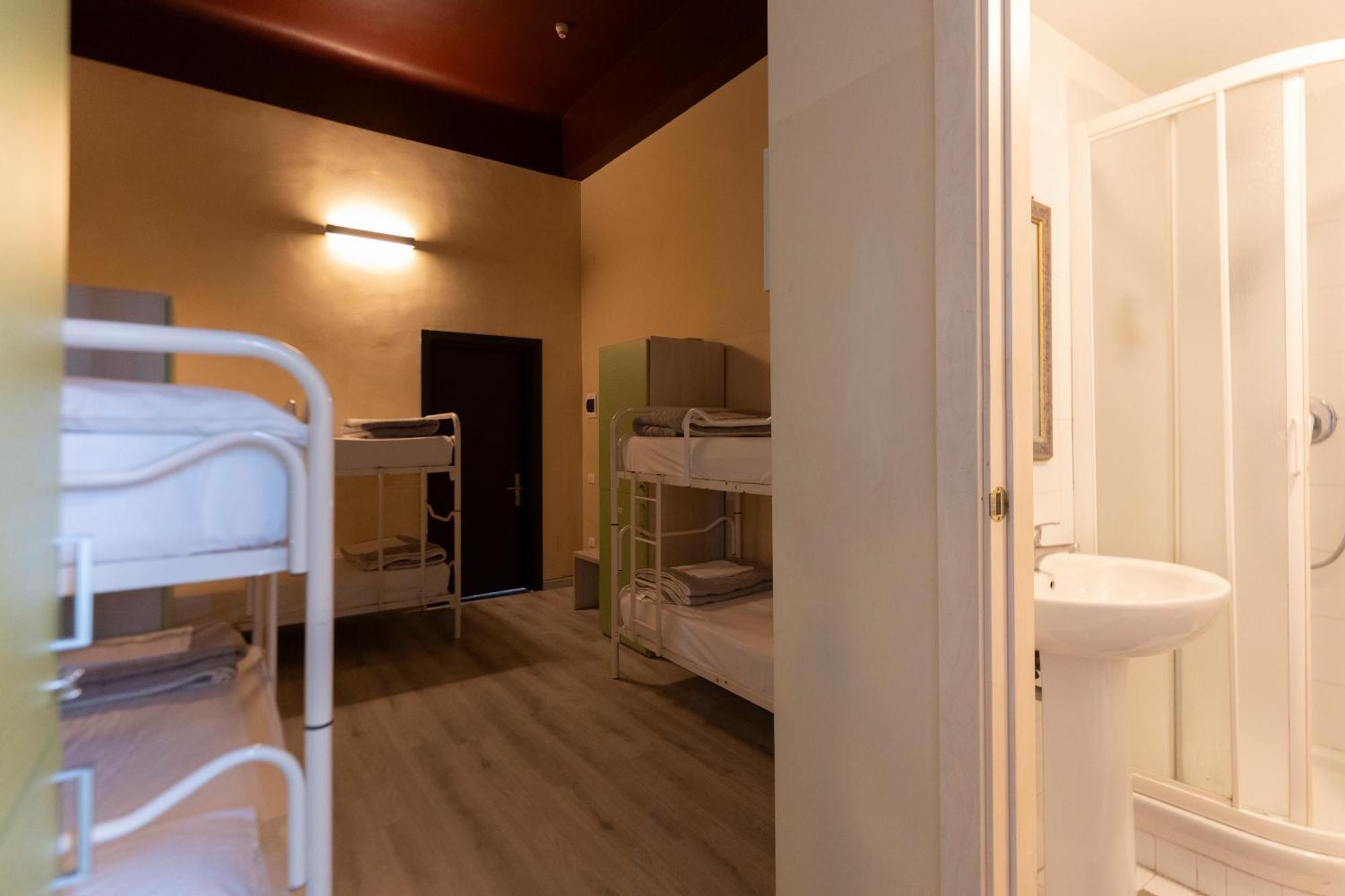 Hostel & 7 *