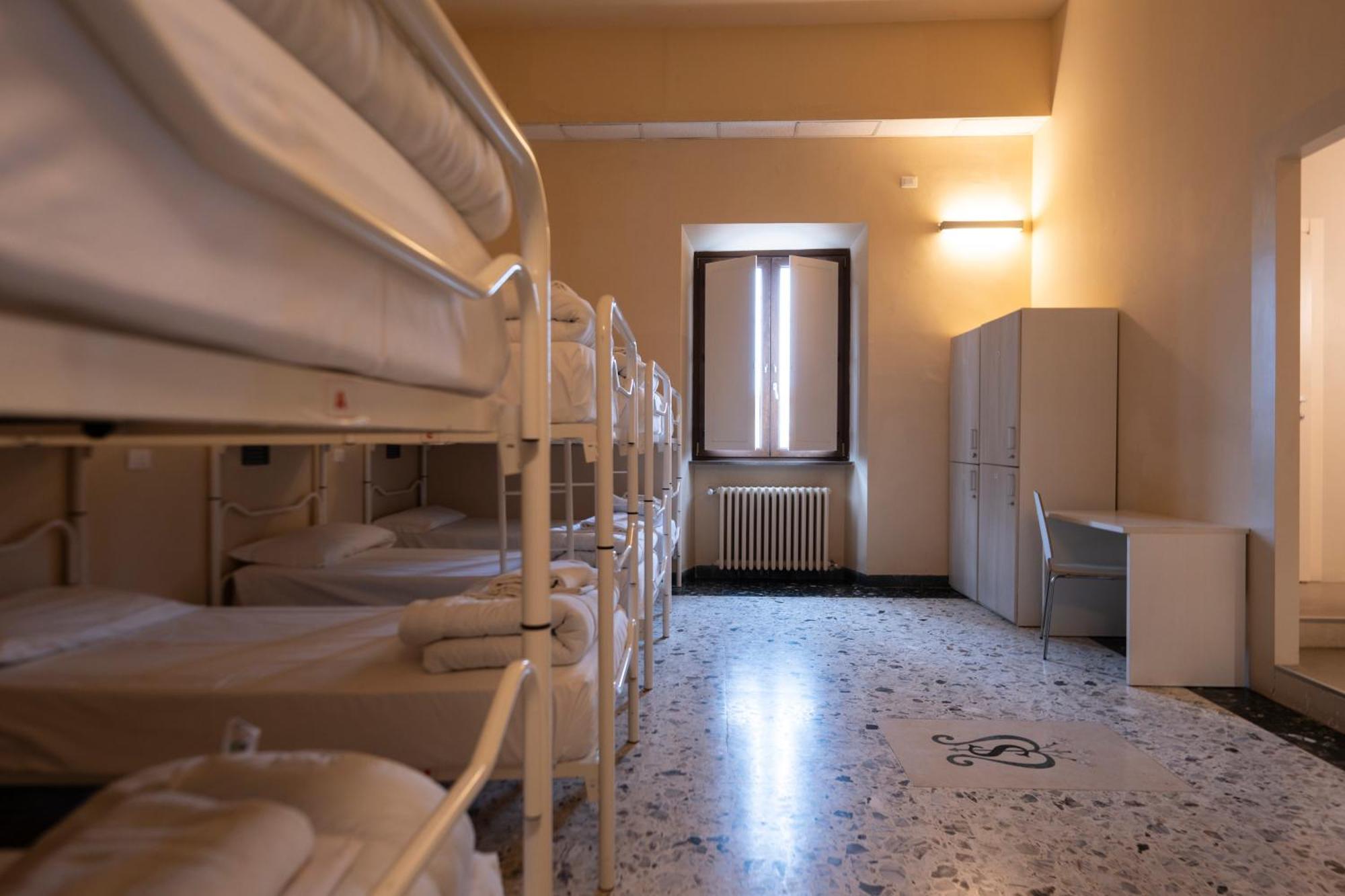 Hostel & 7 *