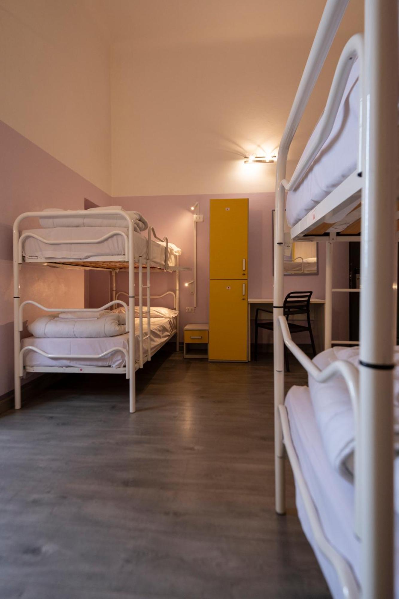 Hostel & 7 *