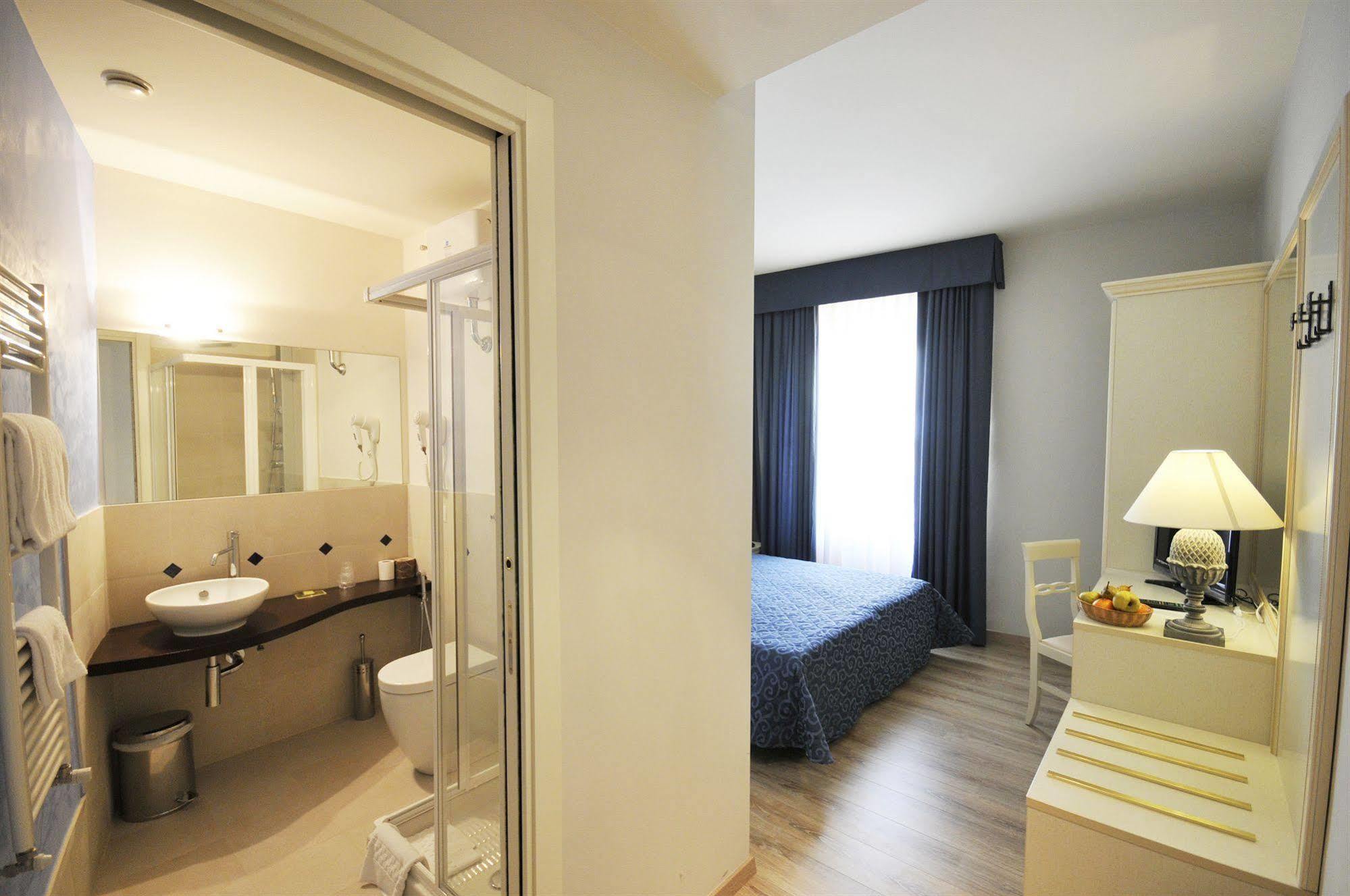 Hotel Azzi 3*