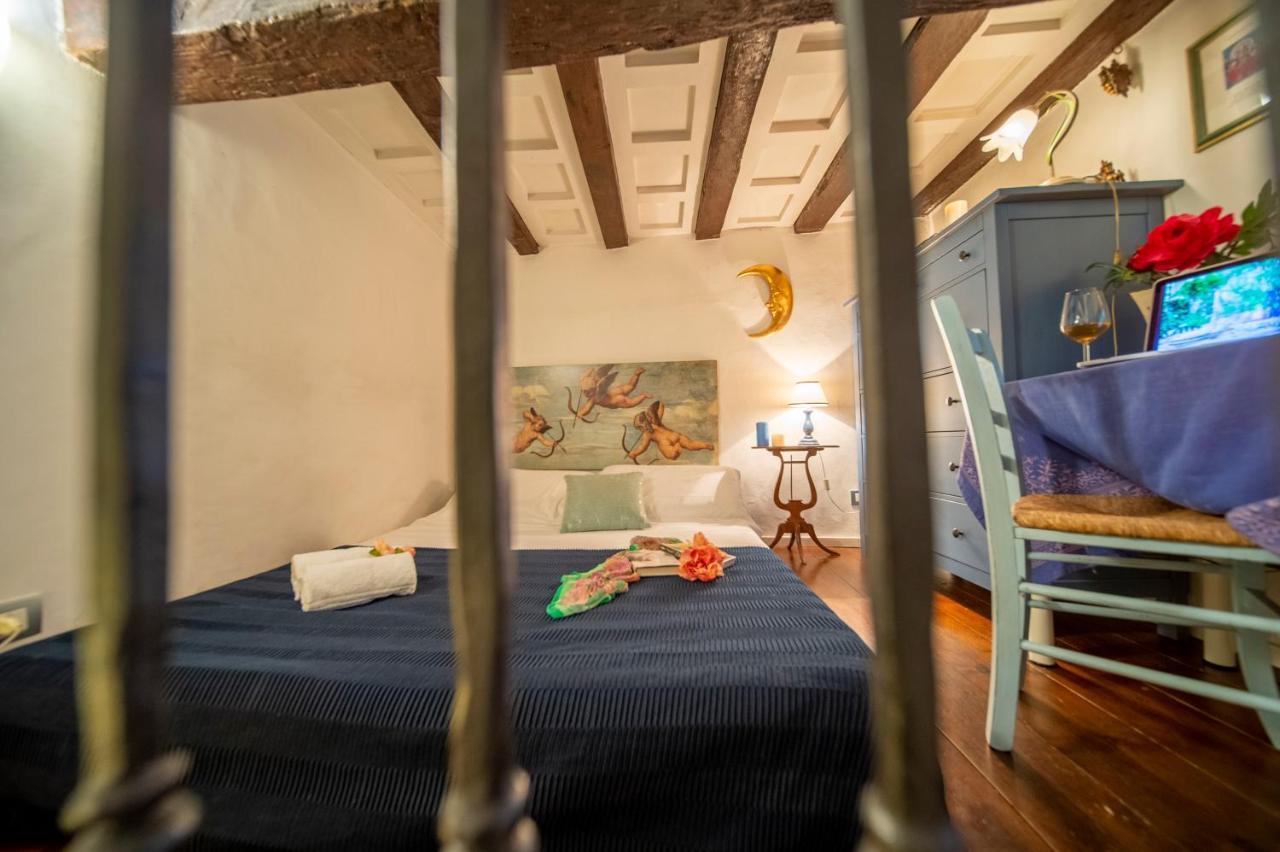 Wonderful Romantic Studio Ponte Vecchio Area Apartment Florence