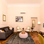 Elegant And Historic 3-Bedroom In City Center -By Likehomeflorence