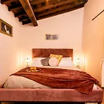 Elegant And Historic 3-Bedroom In City Center -By Likehomeflorence