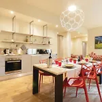 Lizzy\'S Apartment