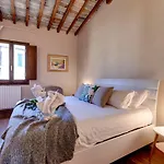 Woodie Apartment By Mamo Florence