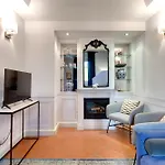 Del Guanto Apartment By Mamo Florence