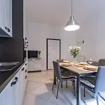 Savonarola Comfy Garden Flat