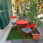 Chic Florence Retreat City Gem