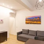 Charming & Modern Apartment Near Santo Spirito