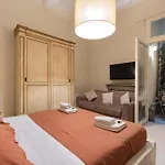 Historic Apartment Borgo Ognissanti, 8 Florence