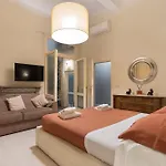 Historic Apartment Borgo Ognissanti, 8 Florence