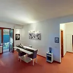 Comodo Appartamento Con 2 Giardini E Vasca Idromassaggio