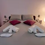 Comodo Appartamento Con 2 Giardini E Vasca Idromassaggio