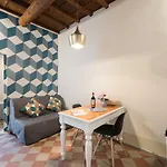 F6 - Santa Croce One Bedroom Flat For 2 Or 3 Guests