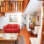 Traditional Apt Close To The Duomo - Private Yard!