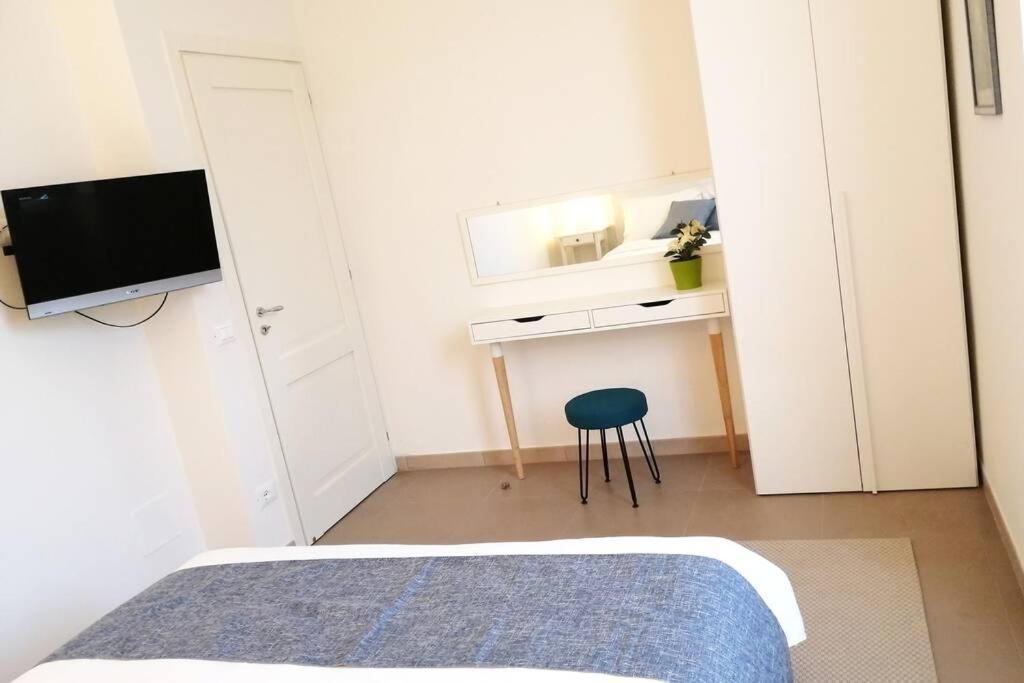 Apartment Charming & Spacious Florentine Just Two Mins From Tram Stop *