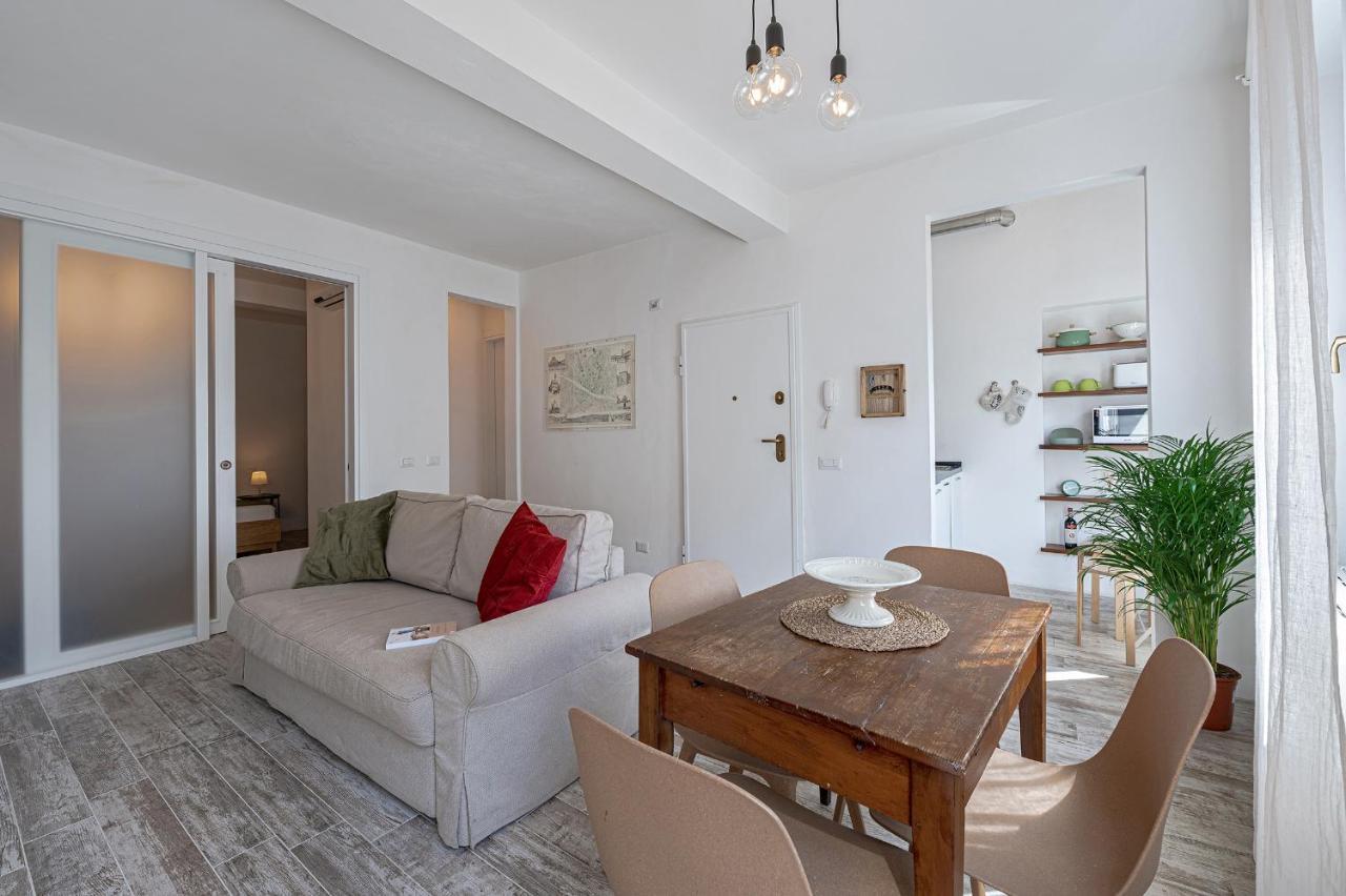 Charm: Piazza View Apartment