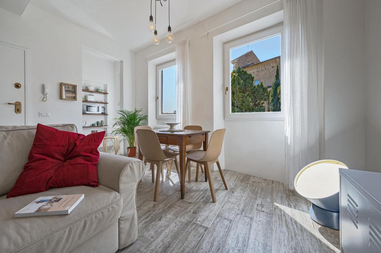 Charm: Piazza View Apartment Florence