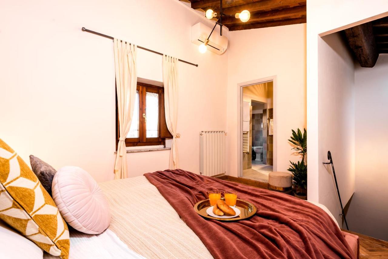 Elegant And Historic 3-bedroom In Center -by Likehomeflorence Apartment Florence