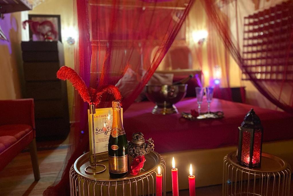 Red Impression - In The Center Apartment
