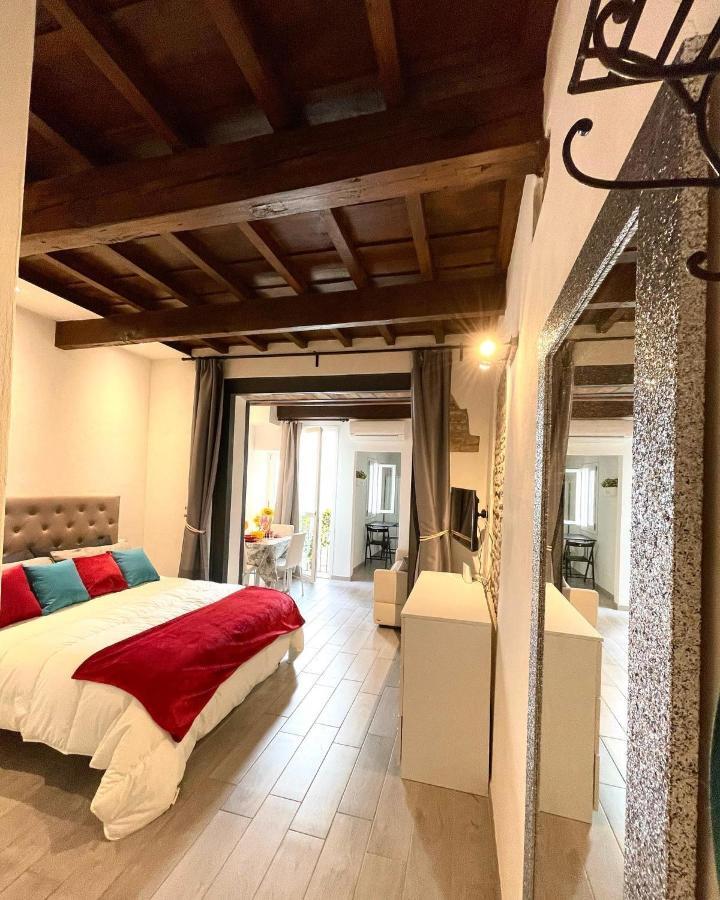 Roberto's Apartment. Piazza Santa Croce. Apartment Florence