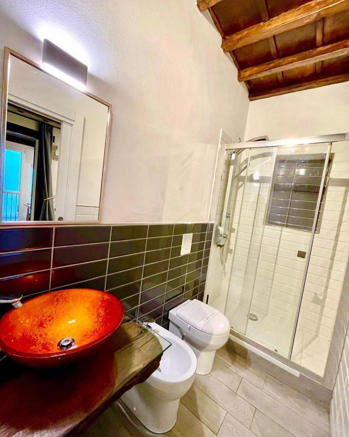 Roberto's Apartment. Piazza Santa Croce. * Florence