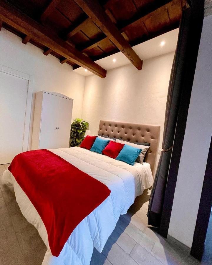 Roberto's Apartment. Piazza Santa Croce. Apartment Florence
