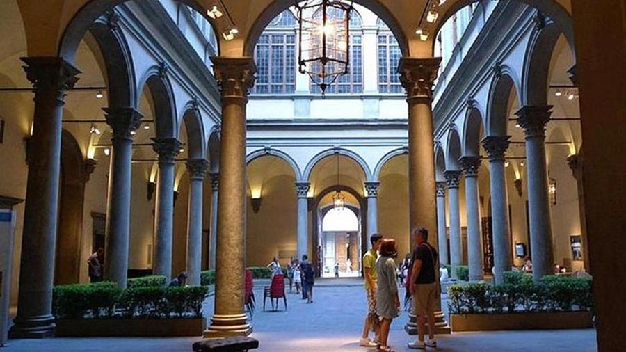 Roberto's Apartment. Piazza Santa Croce. * Florence