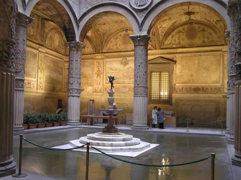 Roberto's Apartment. Piazza Santa Croce. *