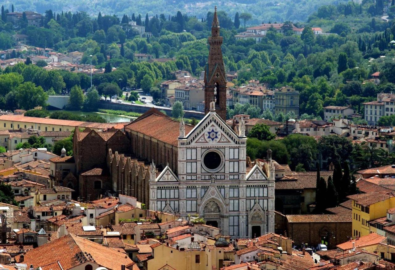 Roberto's Apartment. Piazza Santa Croce. Florence