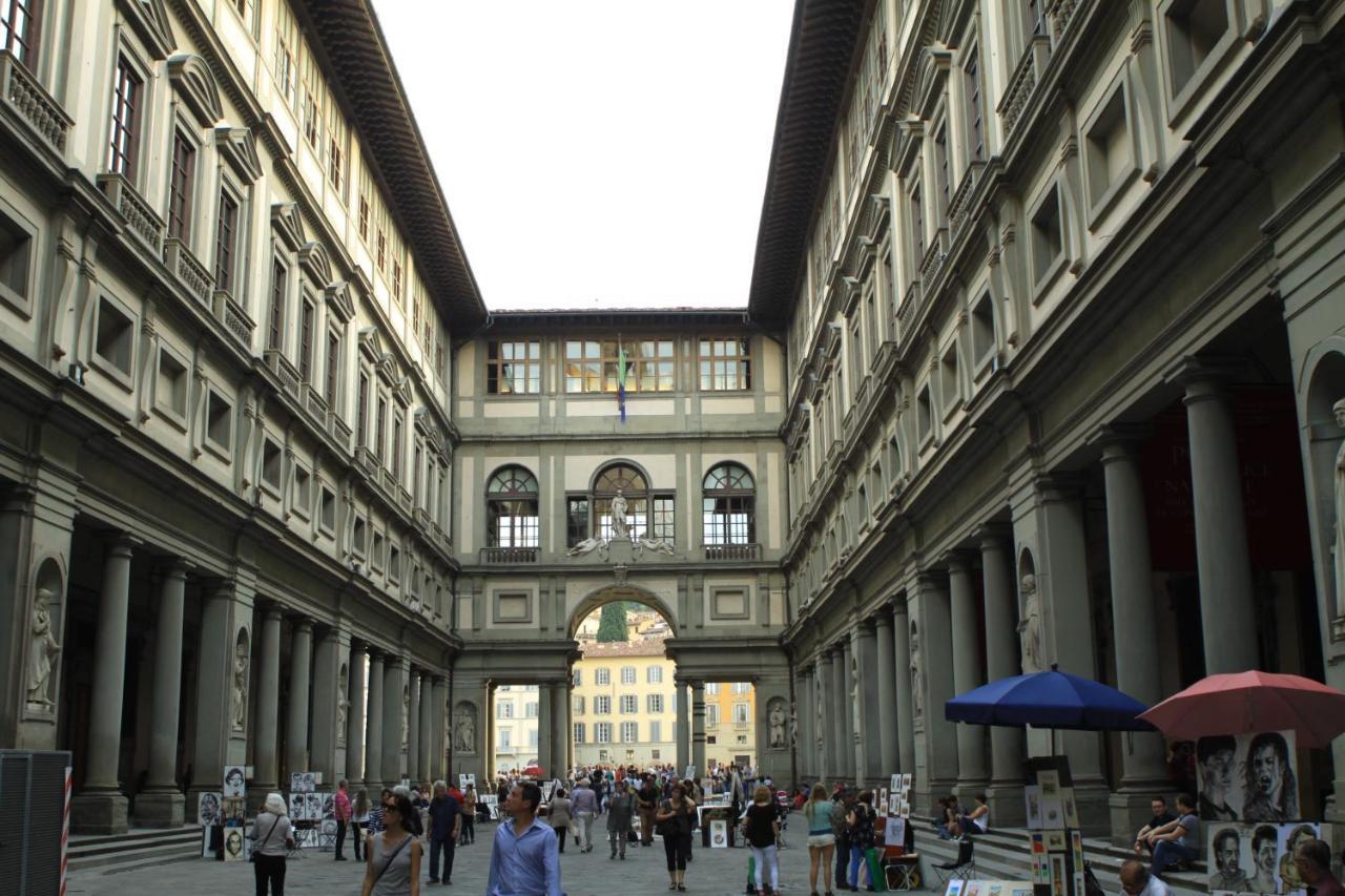 Roberto's Apartment. Piazza Santa Croce. *