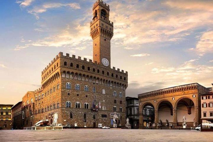 Roberto's Apartment. Piazza Santa Croce. Florence