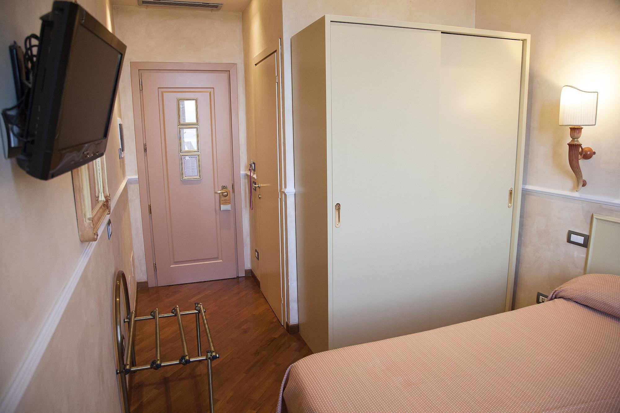 Hotel Aurora 3*