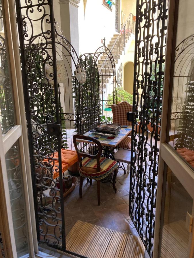 Hand Decorated House With Court Firenze