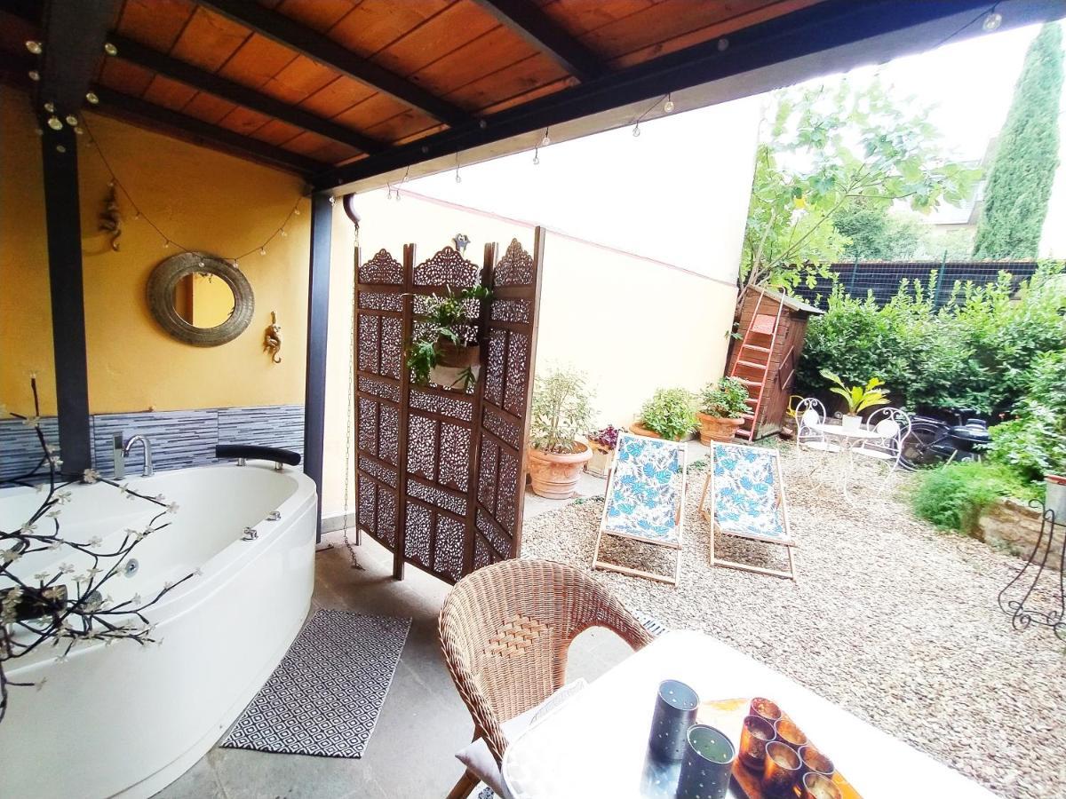 Nadia's Lovely - With Private Garden And Jacuzzi Appartamento