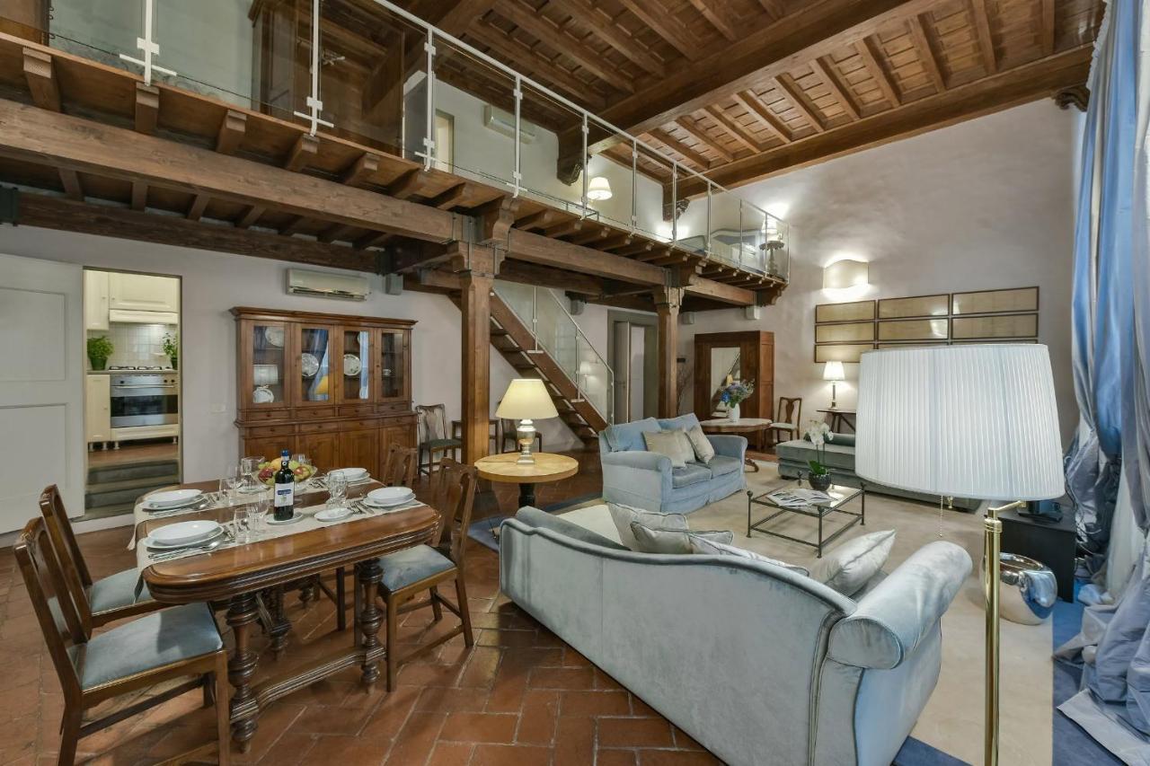 Caravaggio Frescoed Big Loft In Oltrarno Apartment